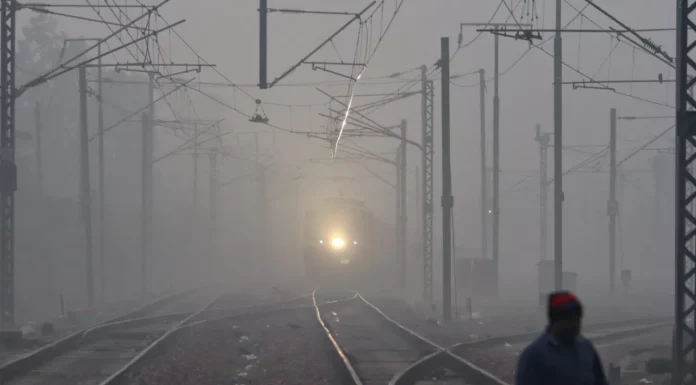 19 Delhi-bound trains delayed, flights disrupted as fog reduces visibility Delhi Fog