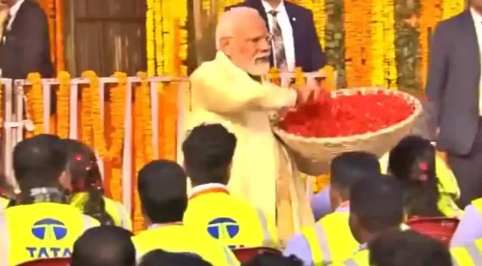 PM Modi showers flower petals on workers in Ayodhya Ayodhya