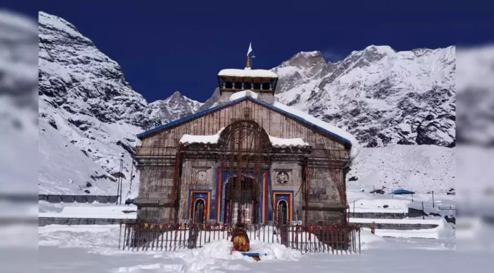 Uttarakhand: Badrinath Dham receives heavy snowfall Badrinath