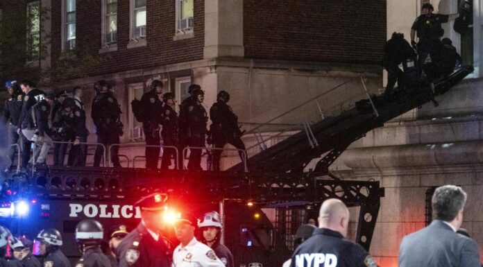 US: New York Police enters Columbia University, arrests protesters occupying campus building New York Police