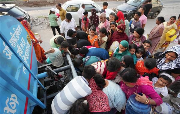 Delhi water crisis: Long queues continue to form at tankers across the ...