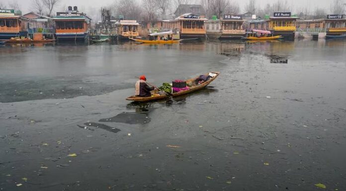Intense cold continues in J&K, Srinagar records minus 4.8 degrees Srinagar