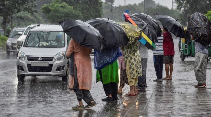 Heavy rains lash Delhi-NCR Heavy rains