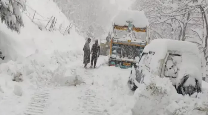 Thousands of vehicles stranded on Jammu-Srinagar highway due to snowfall Jammu-Srinagar highway