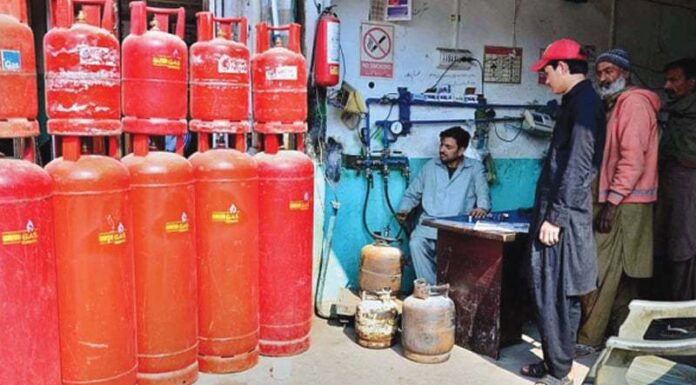 Unannounced gas cuts leave Karachi residents struggling, spark political outcry Karachi