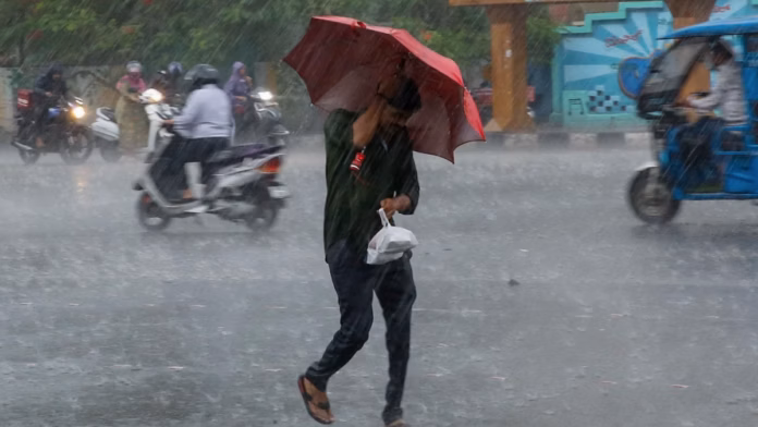 Maharashtra - Rain lashes parts of Mumbai; IMD issues yellow alert Mumbai